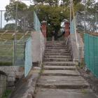 二の丸切岸（？）と城址碑