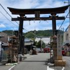 恩地神社鳥居。奥に見付石