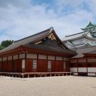 対面所と上洛殿の間に小天守・大天守を望む