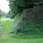 二之丸南東隅から南辺の空堀を見渡す