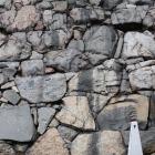 天守台石垣。矢穴も刻印も焼け跡も