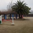 恩智城址公園。手前が堀跡で奥の高台が二の丸跡