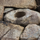 三階櫓台西面上部に在る、お左近の手水鉢