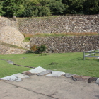 天球丸西面全景手前は楯蔵跡石垣