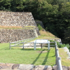 天球丸南端部石垣、手前は楯蔵跡石垣