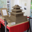 隣接の資料館に段ボール三階櫓模型