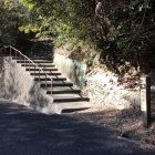 大手道へのコンクリ登り階段と標柱
