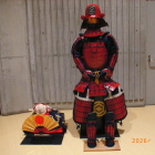 ステージ横に現代版赤備え甲冑、ほら貝