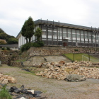 三の丸石垣上の建物は鳥西高体育館と工事石材置き場