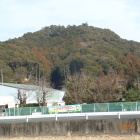 社山城の西側を見上げるピークが社山城本曲輪