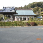 慈眼寺と手前参拝者駐車場