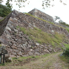 三階櫓台を腰曲輪石垣台より見上げる