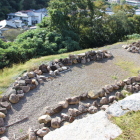 楯蔵跡より下の腰曲輪工事中を見る