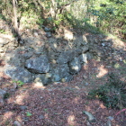 発掘された大手道北側石垣右手