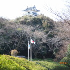 日の丸と天守閣を芝生広場より見る