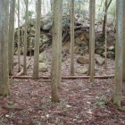 市場城：巨石の切岸