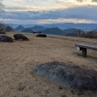 山頂の礎石と眺望