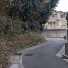 隣接する道路はクランクになっている