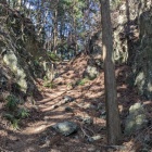 採石で削られた主郭部分