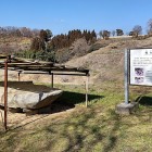 ⑦	堀切門と門礎石