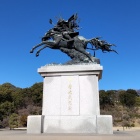 ①	菊池武光（背後が隈府城）