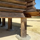 ②	米倉の礎石とネズミ返し