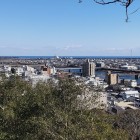 ⑨	天守台から大瀬川と日向灘を眺める