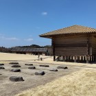 ③	米倉と礎石と兵舎