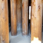 ③	八角形鼓楼内部の柱