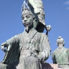 ⑥	築城者「憶礼福留（おくらいふくる）」の像