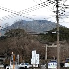 ①	竈神社から見た宝満山（頂上が宝満城）