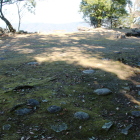 礎石と排水溝が残る本丸