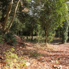 見張台(左)と奥之院(奥)