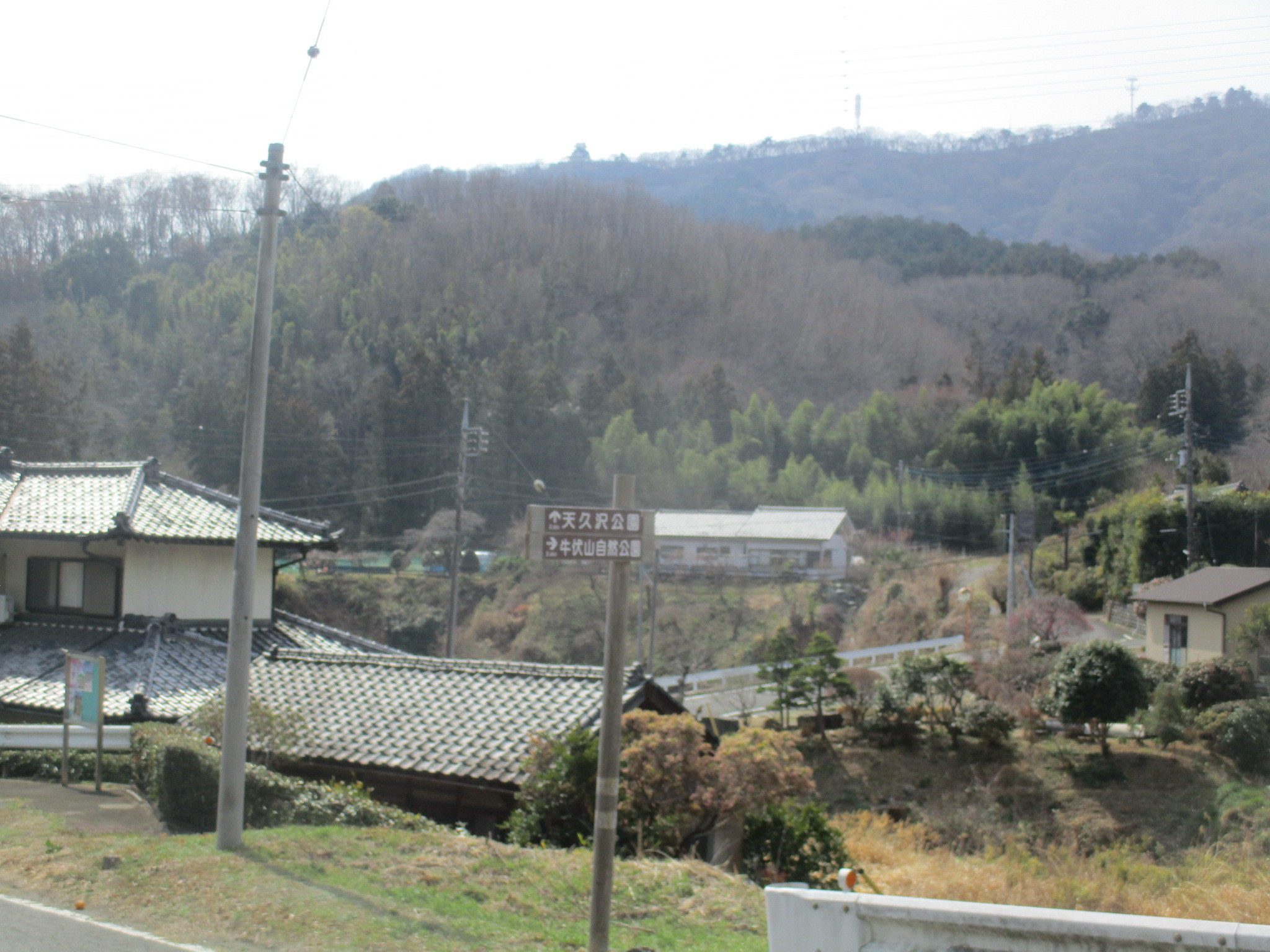 付近から一郷山城(中央左)