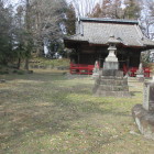 社殿、背後から西は土塁あり