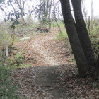 奥が主郭、手前の窪みが堀跡