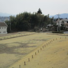 二子塚古墳の東端から主郭方向、中央右に首塚