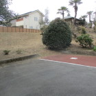 首塚下から背後(西)の高低差