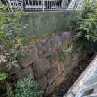 公園北側のマンション脇