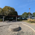 植え込みの奥にも石垣