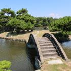 太鼓橋と守護神島