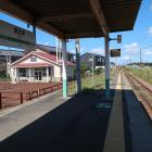 粟生津駅のホーム。隣は分水駅