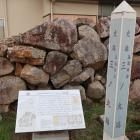 三ノ丸跡の標柱と説明板