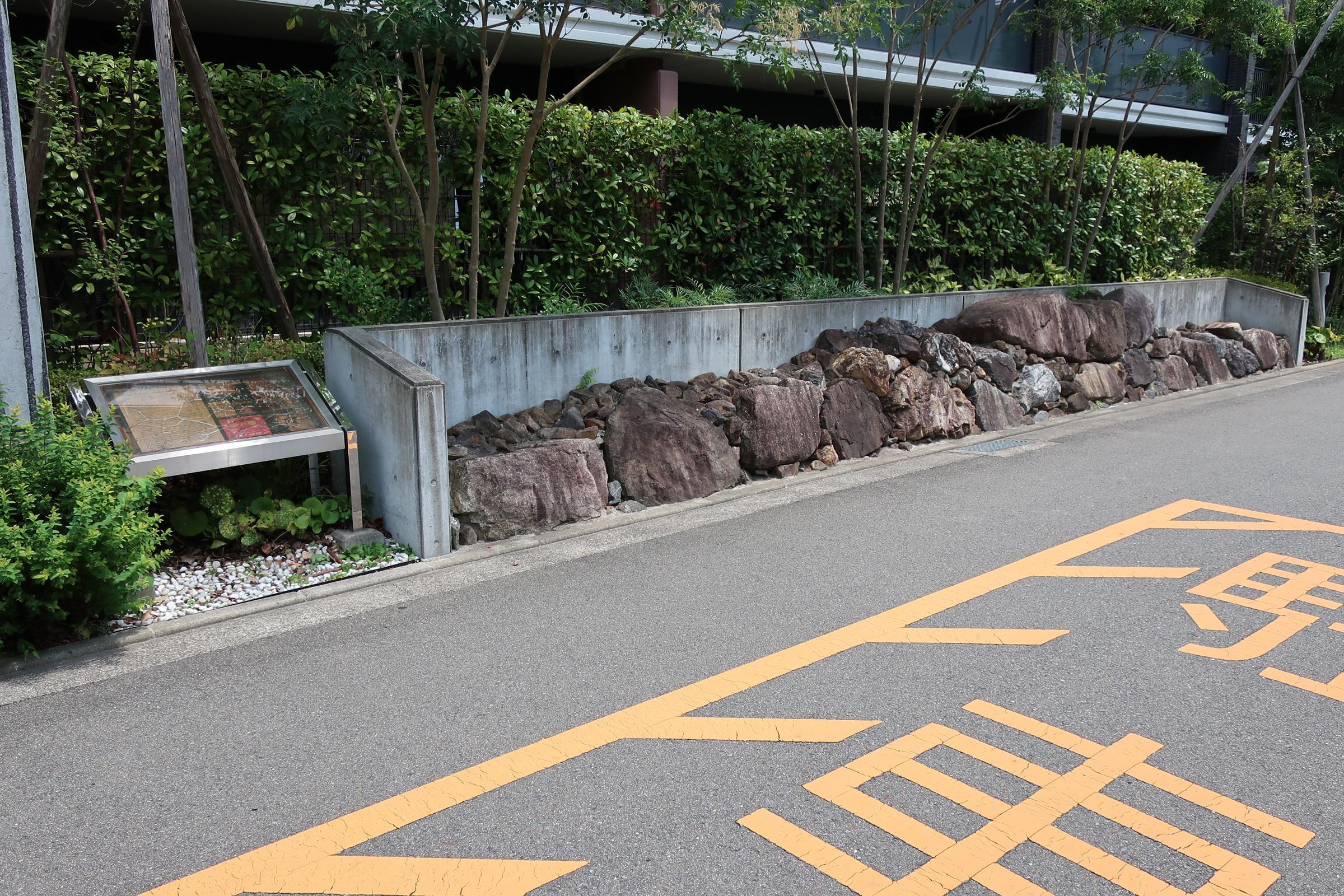 指月伏見城の移設石垣と説明板