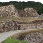 二ノ丸石垣を見上げる