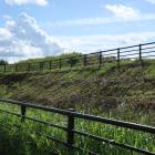 城塁っぽく見えるミズベリングの土手