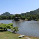 潮入の池。天神山と章魚頭姿山を借景とする