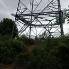 北郭。送電鉄塔が建つ