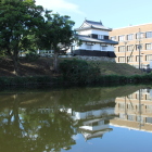 復元潮見櫓と逆潮見櫓を外濠越しに観る