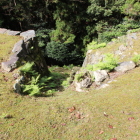 西虎口搦手裏門跡を上段郭より見る